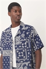 Пижамный комплект из рубашки с коротким рукавом и шорт с принтом «бандана» артикул 148256642
