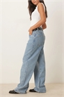 Хлопковые джинсы свободного кроя с фактурной поверхностью и заниженной талией артикул 150177841