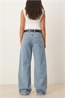 Хлопковые джинсы свободного кроя с фактурной поверхностью и заниженной талией артикул 150177841