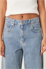 Хлопковые джинсы свободного кроя с фактурной поверхностью и заниженной талией артикул 150177841