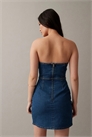 Мини-платье-бандо из денима артикул 153818697