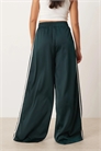 Джоггеры из атласа с широкими брючинами артикул 147257913
