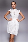 Мини-платье Rowne с кружевом, высоким воротником, короткими рукавами и зауженной талией артикул 151182092