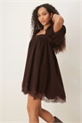 Мини-платье-бабдолл с квадратным вырезом, рукавами-буфетками и кружевной отделкой артикул 148037446