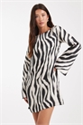 Мини-платье из атласа с принтом «зебра» артикул 151092315
