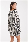 Мини-платье из атласа с принтом «зебра» артикул 151092315