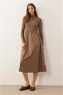 Платье средней длины из джерси и поплина с высоким воротником артикул 151517075