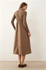 Платье средней длины из джерси и поплина с высоким воротником артикул 151517075