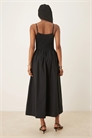 Платье средней длины на бретелях с V-образной линией талии артикул 147083463