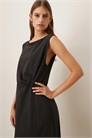 Платье средней длины без рукавов с горловиной «лодочка» и разрезом артикул 151634597