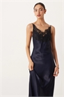 Макси-платье из атласа с кружевным лифом и бретелями артикул 152625338