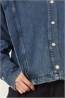 Джинсовая рубашка-куртка прямого кроя с складками артикул 144764305