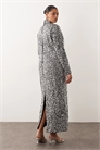 Макси-платье с высоким воротником, длинными рукавами и текстурными пайетками артикул 149547923