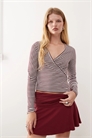 Топ с V-образным вырезом, длинными рукавами и перекрещивающимся кроем, с бордовыми полосками артикул 150366104