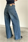 Просторные джинсы с широкими брючинами и заниженной талией артикул 141069378