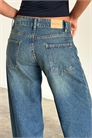 Просторные джинсы с широкими брючинами и заниженной талией артикул 141069378