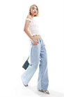 Просторные джинсы с широкими брючинами и заниженной талией артикул 141069380