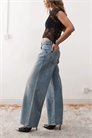 Просторные джинсы с широкими брючинами и заниженной талией артикул 141069381