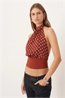 Топ с высоким воротником и горошком артикул 150703677