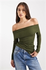 Топ из тонкого трикотажа с открытыми плечами артикул 147828185