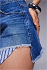 Шорты из джинсовой ткани с рваным эффектом и заниженными карманами артикул 143241516