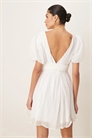 Мини-платье с короткими рукавами, V-образным вырезом, открытой спиной и бантиком для выпускного артикул 142879269