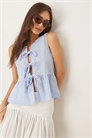 Блузка без рукавов с завязками спереди и баской артикул 148034388