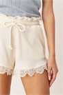 Шорты с вафельной текстурой и кружевным подолом артикул 144528558