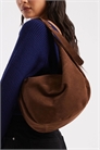 Сумка через плечо из искусственной замши с мягкими плечевыми ремнями артикул 152832961