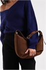 Сумка через плечо из искусственной замши с мягкими плечевыми ремнями артикул 152832961