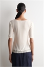 Футболка с V-образным вырезом, ребристой отделкой и кружевной окантовкой артикул 1332940001